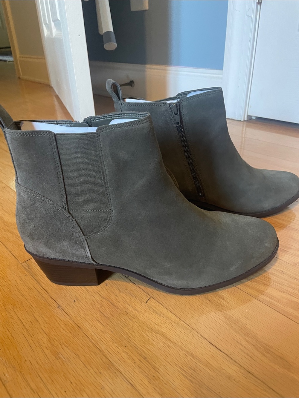 Vionic Women’s Suede Ankle Boot in Olive Gray - Side Zip Chelsea Heel  size 12